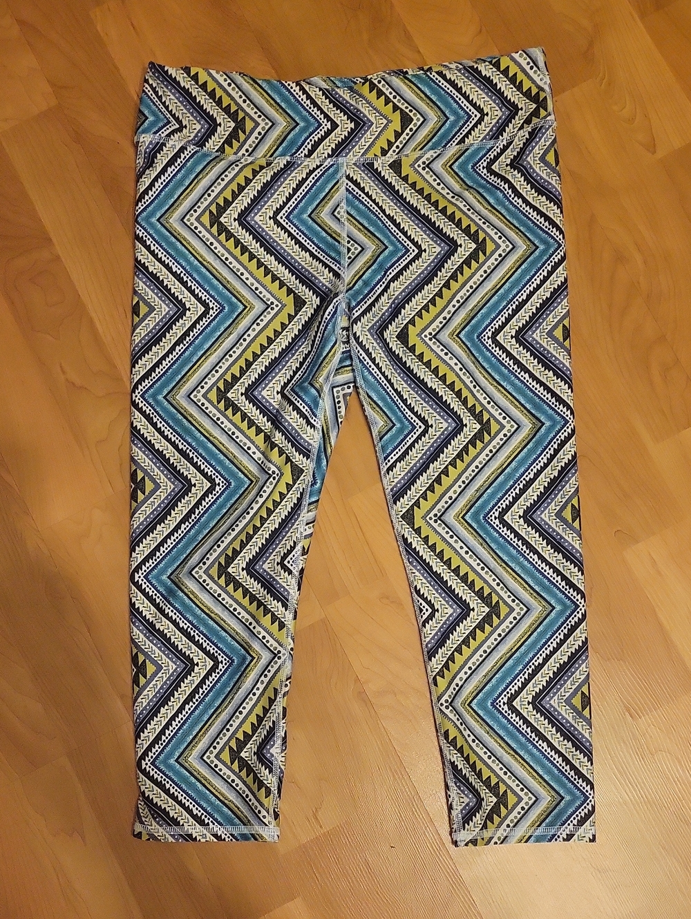 Fabletics Chevron Capri Leggings in Blue & Green Sz Large